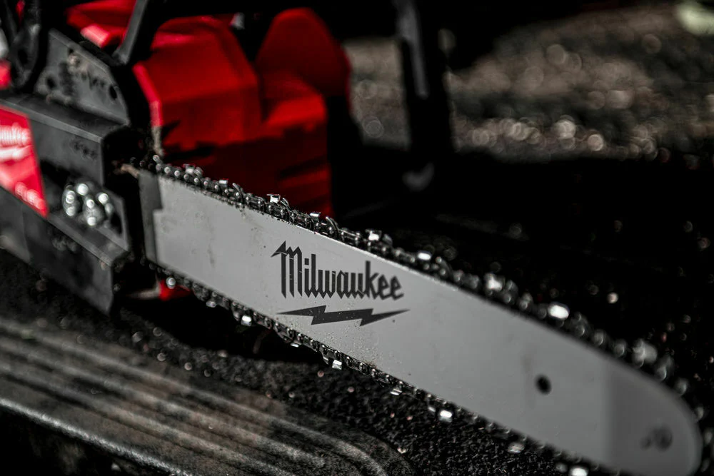 MILWAUKEE COMPACT CHAINSAW 30CM BAR 1 X 12.0AH BATTERY AND CHARGER M18FCHSC-121 - Image 2