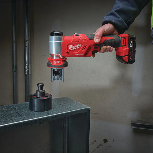MILWAUKEE M18HKP-201CA HYDRAULIC KNOCKOUT PUNCH C/W 1 X 2AH BATTERY & CHARGER - Image 2